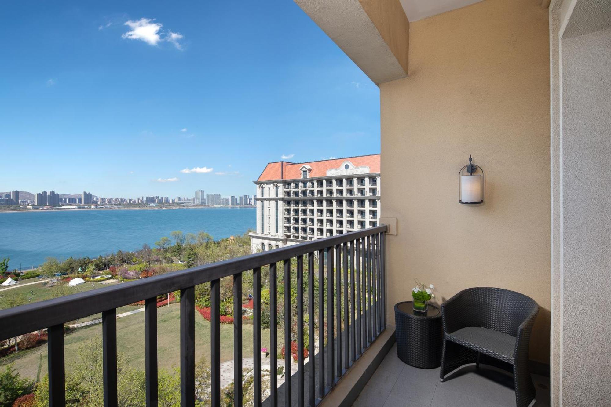 Crowne Plaza Qingdaoorientalmoviemetropolis By Ihg Ξενοδοχείο Εξωτερικό φωτογραφία